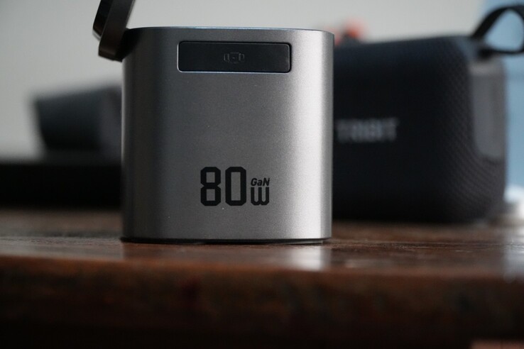 Het AceFast 6-in-1 laadstation levert een maximaal vermogen van 80 W