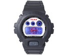 Casio G-Shock DW-6900 x F.C. Real Bristol met de blauwe EL-achtergrondverlichting ingeschakeld, waardoor een verborgen rood Bristol-logo achter het digitale display zichtbaar wordt.