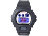 Casio G-Shock DW-6900 x F.C. Real Bristol met de blauwe EL-achtergrondverlichting ingeschakeld, waardoor een verborgen rood Bristol-logo achter het digitale display zichtbaar wordt.