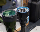 De nieuwe Olight Javelot zaklamp met en zonder filter (Afbeelding bron: Andreas Sebayang/Notebookcheck.com)