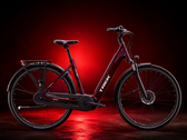 De District+ e-bike in de kleurstelling „cobra blood“