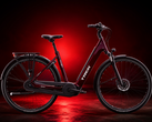 De District+ e-bike in de kleurstelling „cobra blood“