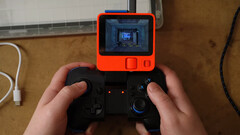 Gamen op Rabbit R1 is niet zo slecht als je een draadloze controller hebt en het kleine scherm niet erg vindt (bron: Bringus Studios)