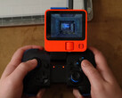 Gamen op Rabbit R1 is niet zo slecht als je een draadloze controller hebt en het kleine scherm niet erg vindt (bron: Bringus Studios)