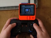 Gamen op Rabbit R1 is niet zo slecht als je een draadloze controller hebt en het kleine scherm niet erg vindt (bron: Bringus Studios)