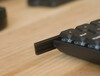 Het toetsenbord heeft een plastic onderkant met aluminium rails en houten zijpanelen om gewicht, stijfheid en esthetiek in balans te brengen. 
