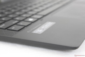 Vingerafdrukken hopen zich langzamer op dan op de meeste andere volledig zwarte laptops, waaronder de Razer Blade of Lenovo ThinkPad