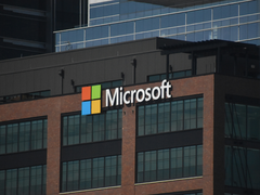 Het logo/teken van Microsoft op een gebouw