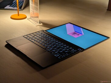 Gelukkig kunnen de scharnieren van het nieuwe ontwerp nog steeds de volle 180 graden openen, een functie die we zo leuk vonden aan het originele model