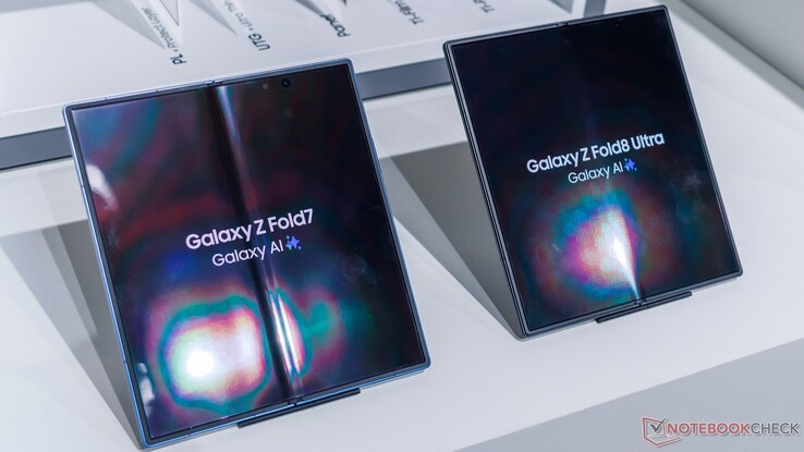 De vouwlijn op de Galaxy Z Fold7 (vermoedelijk door gebruik) vergeleken met een nieuwe Galaxy Z Fold8 Ultra.