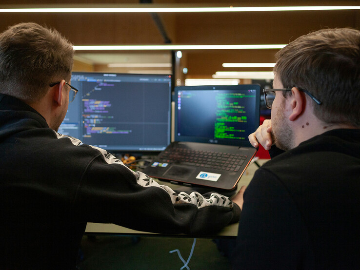 Onderzoekers analyseren code op dubbele monitoren (Beeldbron: Flipsnack / Unsplash)