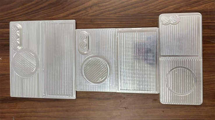 De Galaxy Z Fold8, Galaxy Z Wide Fold en Galaxy Z Flip8, van links naar rechts, in uitgevouwen toestand.