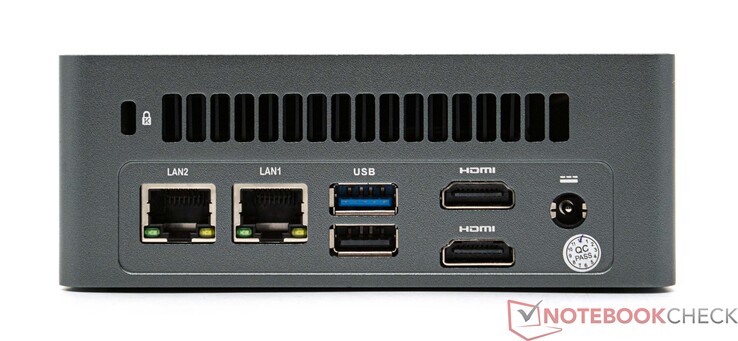 Achterzijde: 2x 2,5G LAN, 1x USB 3.2, 1x USB 2.0, 2x HDMI 2.0 netaansluiting (12 V; 5 A)