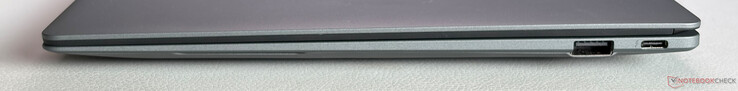 Rechts: USB-A 3.2 Gen 2 (10 Gbps), USB-C 4.0 met Thunderbolt 4 (40 Gbps, DisplayPort 1.4, Power Delivery 3.0)