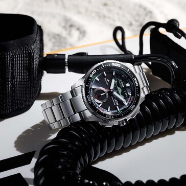 Lifestyle-afbeelding van de Citizen Promaster Wave Tracker JV3001-53E rustend naast zwarte zeiluitrusting en maritieme accessoires.