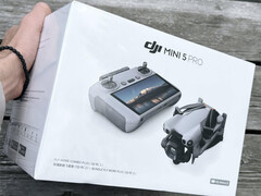 DJI is blijkbaar al begonnen met het verzenden van Mini 5 Pro-winkelunits naar beïnvloeders. (Afbeeldingsbron: Reddit)