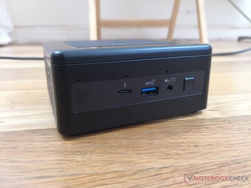 Voorkant: USB-C met Thunderbolt 3, USB 3.1 Gen. 2, 3,5 mm combo-audio, aan/uit-knop