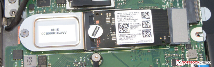 Eén SSD dient als systeemschijf.