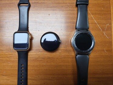 40 mm Apple Horloge links, 46 mm Galaxy Horloge rechts.