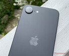 De iPhone 16e heeft een relatief terughoudend ontwerp, zelfs voor Apple begrippen. (Afbeeldingsbron: Notebookcheck)