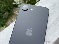 De iPhone 16e heeft een relatief terughoudend ontwerp, zelfs voor Apple begrippen. (Afbeeldingsbron: Notebookcheck)