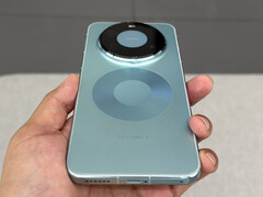 De Huawei Mate 80 Pro Max in zijn lichtblauwe afwerking. (Afbeeldingsbron: fenibook)