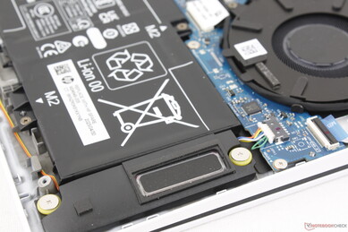 Naar beneden gerichte stereoluidsprekers in de hoeken voor vertonen geen geratel, zelfs niet bij hoge volume-instellingen