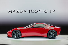 De Mazda Iconic SP heeft een zijprofiel dat duidelijk een eerbetoon is aan de Miata en RX-7. (Afbeelding bron: Mazda)