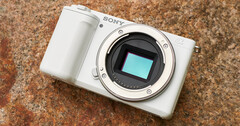 Sony&#039;s ZV-E10 werd in 2021 gelanceerd als een compacte APS-C camera met een Sony E Mount en veel premium mogelijkheden. (Afbeeldingsbron: Sony)