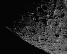 Een afbeelding waarop het oppervlak van de maan te zien is.