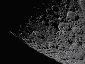 Een afbeelding waarop het oppervlak van de maan te zien is.