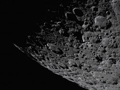Een afbeelding waarop het oppervlak van de maan te zien is.