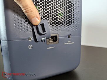 De AC-laadpoort bevindt zich aan de rechterkant, samen met de dubbele koelventilatoren.