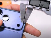 Duurzaamheidstester Zack Nelson zegt dat "Scratchgate" op de iPhone 17 Pro echt is en uitsluitend de schuld is van Apple. (Afbeeldingsbron: JerryRigEverything)