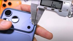 Duurzaamheidstester Zack Nelson zegt dat &quot;Scratchgate&quot; op de iPhone 17 Pro echt is en uitsluitend de schuld is van Apple. (Afbeeldingsbron: JerryRigEverything)