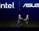 De hoofden van Intel en Asus lachen tijdens de Computex keynote. (foto: Andreas Sebayang/Notebookcheck.com)