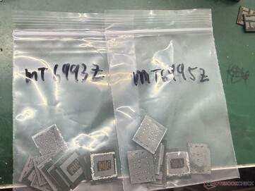De Dimensity 9500-chips zitten in een zakje met het label MT6993Z, en de binnenkort te verschijnen Dimensity 9600 Pro-chips zitten in een zakje met het label MT6995Z