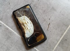 De batterij van de Google Pixel 6a kan ondanks de update nog steeds brandgevaarlijk zijn. (Afbeeldingsbron: footymanageraddict, Reddit)