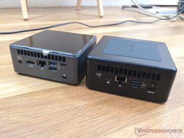 NUC 10 (links) vs NUC 11 (rechts). Het nieuwere model is iets groter