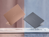 De Panther Lake ZenBook 14 OLED belooft tot 18 uur surfen op het internet na een volledige oplaadbeurt. Afgebeeld: een promotiefoto waarop twee kleurvarianten van de laptop te zien zijn.