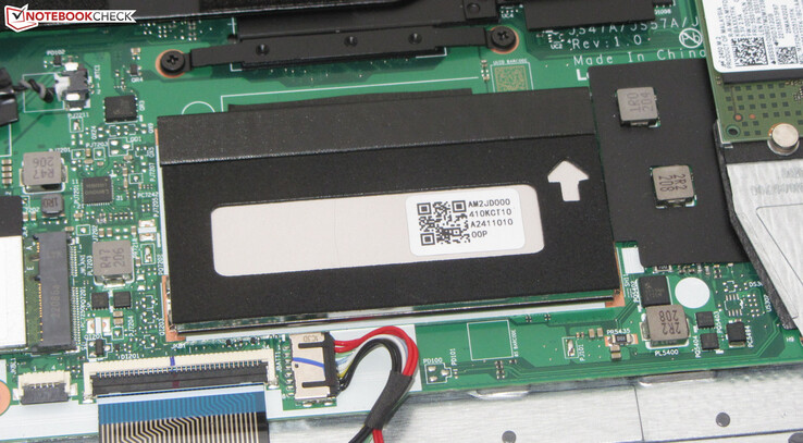 Het RAM bestaat uit 8 GB ingebouwd geheugen en een module van 8 GB.