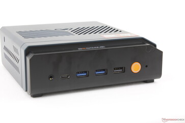 Voorzijde: 3,5 mm-hoofdtelefoonaansluiting, USB-C 4.0 met DisplayPort 2.1, 3x USB-A 3.2 Gen. 2, aan/uit-knop, resetknop