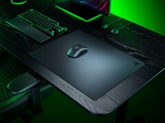 Razer Atlas Pro glazen muismat getoond op bureau