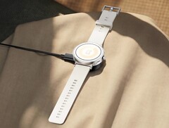 De Realme Watch S5 ziet er ongewoon uit dankzij het platte frame.