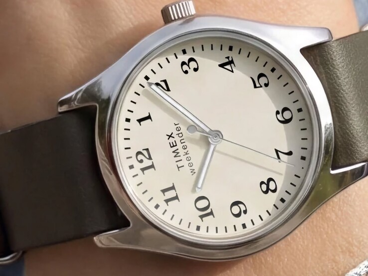 De Timex Weekender New England TW2Y86600 met een zilverkleurige kast en een donkergroene leren band, vanuit een hoek gezien.