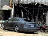 De brandende Tesla was illegaal aangesloten op het elektriciteitsnet (bron: Nas)
