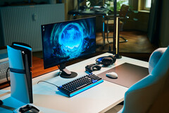 Een strakke gamingopstelling in de studio met de Sony Inzone M10S II-monitor op een wit bureau, naast een verticaal geplaatste PlayStation 5 Pro-console, een mechanisch toetsenbord, een draadloze muis en een headset met subtiele blauwe verlichting.