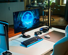 Een strakke gamingopstelling in de studio met de Sony Inzone M10S II-monitor op een wit bureau, naast een verticaal geplaatste PlayStation 5 Pro-console, een mechanisch toetsenbord, een draadloze muis en een headset met subtiele blauwe verlichting.
