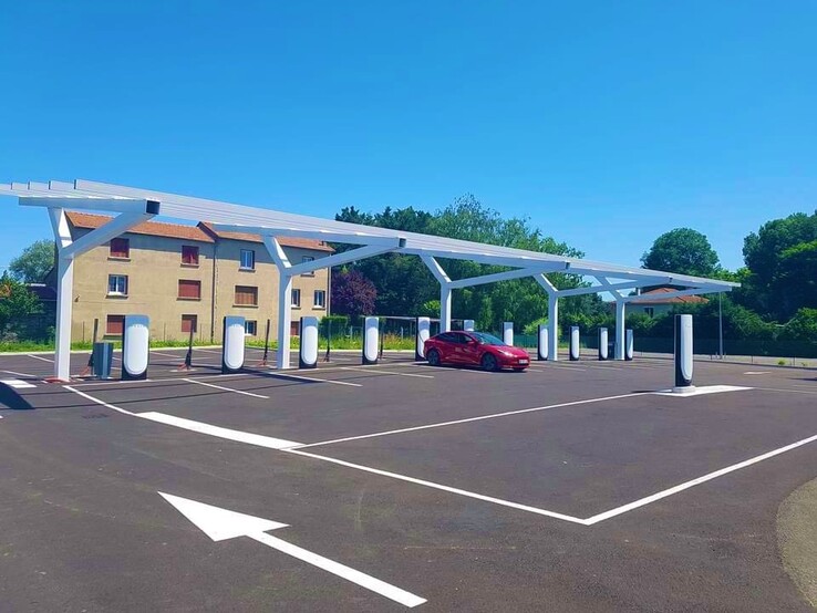 Het nieuwe Tesla V4 Supercharger-station heeft een speciale paal voor EV-aanhangers (Afbeelding: George Abel)