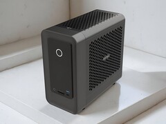 De Zotac ZBox Magnus One SFF gaming PC heeft een RTX 5070 Ti GPU en Core Ultra 7 265 CPU. (Afbeelding bron: ITHome, bewerkt)